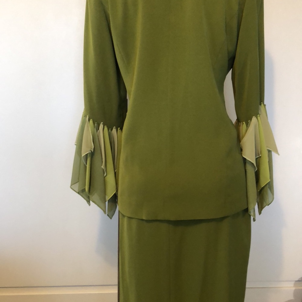 Chic Olive Green Midi Dress with Embellished Collar - Picture 10 of 16